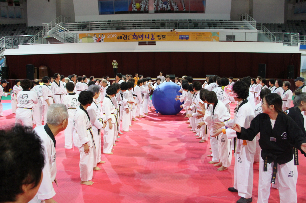 ▲한국타이어앤테크놀로지의 사회공헌재단인 한국타이어나눔재단이 태권도진흥재단에서 진행하는 ‘2019 태권도 희망나눔 캠프’에 틔움버스를 지원한다. (사진제공=한국타이어)