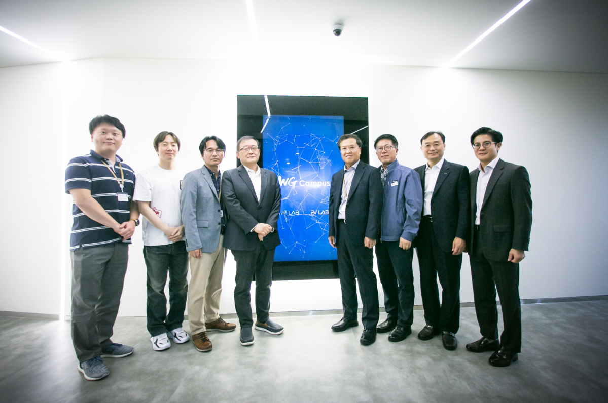 ▲정몽원 한라그룹 회장(왼쪽 네 번째), 만도 탁일환 사장(왼쪽 5번째) 등 연구원들이 만도 첨단 연구소 WG 캠퍼스 출범을 기념해 사진 촬영하고 있다. (사진제공=만도)