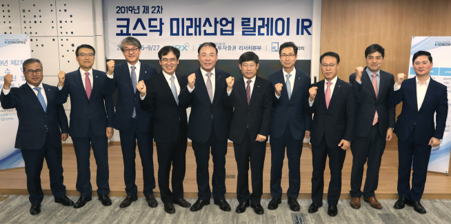 ▲한국거래소 코스닥시장본부는 26일 오전 여의도 IBK투자증권 본사에서 IBK투자증권, 한국IR협의회와 공동으로 투자자를 대상으로 바이오, 헬스케어, 전기전자, IT서비스 등 미래유망업종 24개기업이 참여한 가운데 2019년 제2차 코스닥 미래산업 릴레이 IR 콘퍼런스를 개최했다. 콘퍼런스에 앞서 주요 참석인사들이 파이팅을 외치며 기념촬영을 하고 있다.(사진제공=한국거래소)