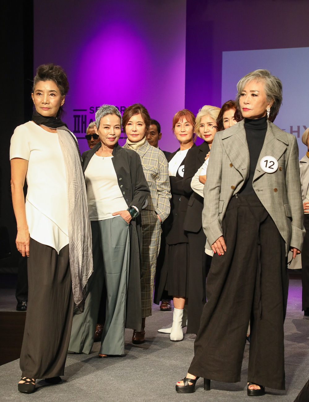 ▲26일 오전 서울 강남구 압구정동에 위치한 현대백화점 컬쳐파크 토파즈홀에서 만 60세(1959년생) 이상의 시니어 패셔니스타 콘테스트 참가자들이 런웨이 무대에서 포즈를 취하고 있다. (사진제공=현대백화점)