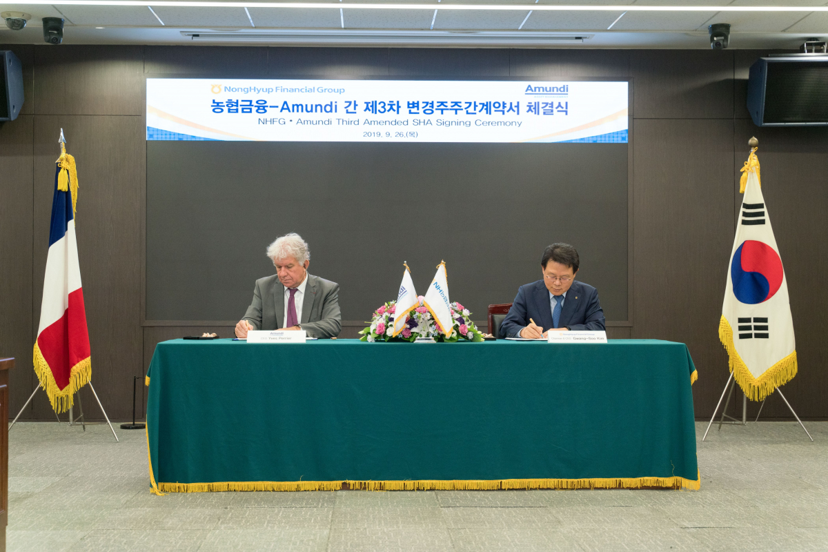 ▲26일 서울 중구 소재 농협금융 본사에서 진행된 ‘농협금융-아문디(Amundi) 간 제3차 변경주주간계약서 체결식‘에서 김광수 농협금융 회장(사진 오른쪽)과 이브 페리에(Yves Perrier) 프랑스 Amundi社 회장(사진 왼쪽)이 계약서에 서명하고 있다.(사진제공=농협금융)