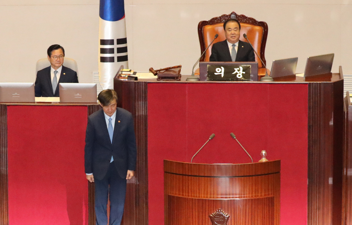 ▲조국 법무부 장관이 26일 오후 국회 본회의에 출석, 신임 국무위원 인사를 하고 있다. (연합뉴스)