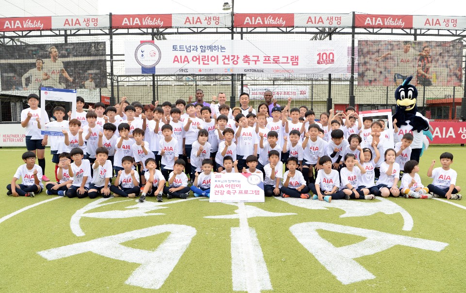 ▲AIA 생명 차태진 대표가 25일 서울 동대문 '바이탈리티 아레나'에서 열린 어린이 건강 축구 프로그램에서 코치진, 어린이들과 기념촬영을 하고 있다.(사진제공=AIA생명)