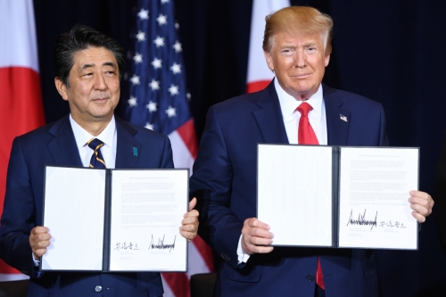 ▲도널드 트럼프(오른쪽) 미국 대통령과 아베 신조 일본 총리가 25일(현지시간) 유엔총회가 열리고 있는 뉴욕에서 무역협정서에 서명하고 나서 이를 들어보이고 있다. 뉴욕/AFP연합뉴스
