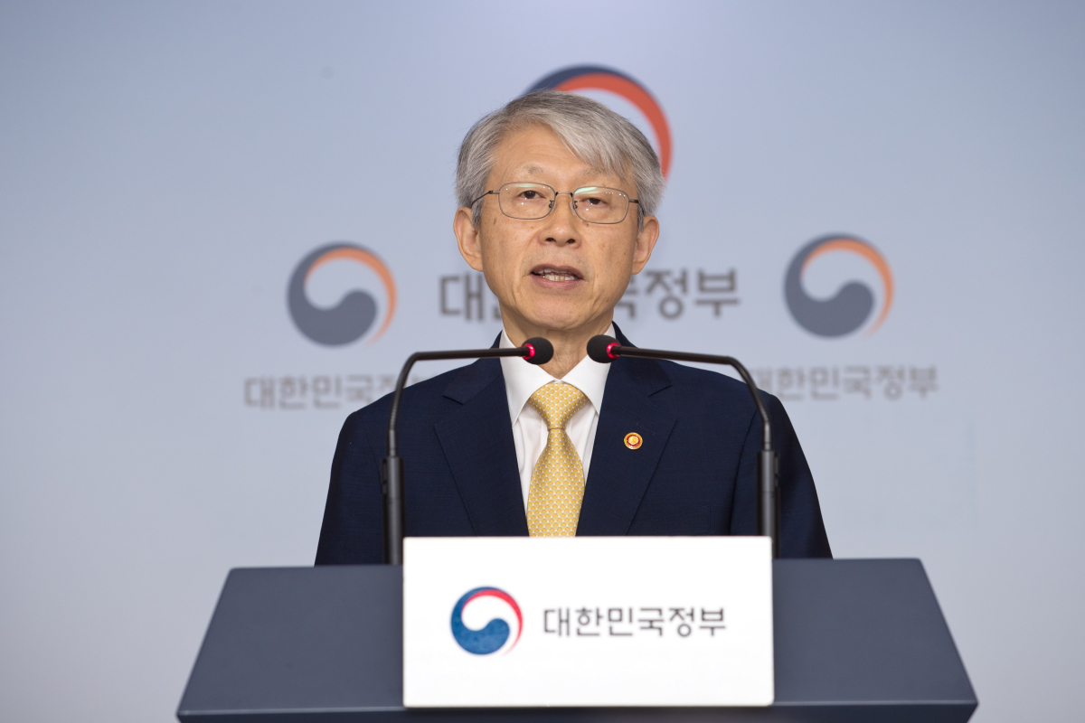 ▲최기영 과학기술정보통신부 장관이 26일 정부서울청사에서 '제6차 신기술 서비스 심의위원회' 관련 브리핑을 하고 있다. 사진제공=과학기술정보통신부(과학기술정보통신부)