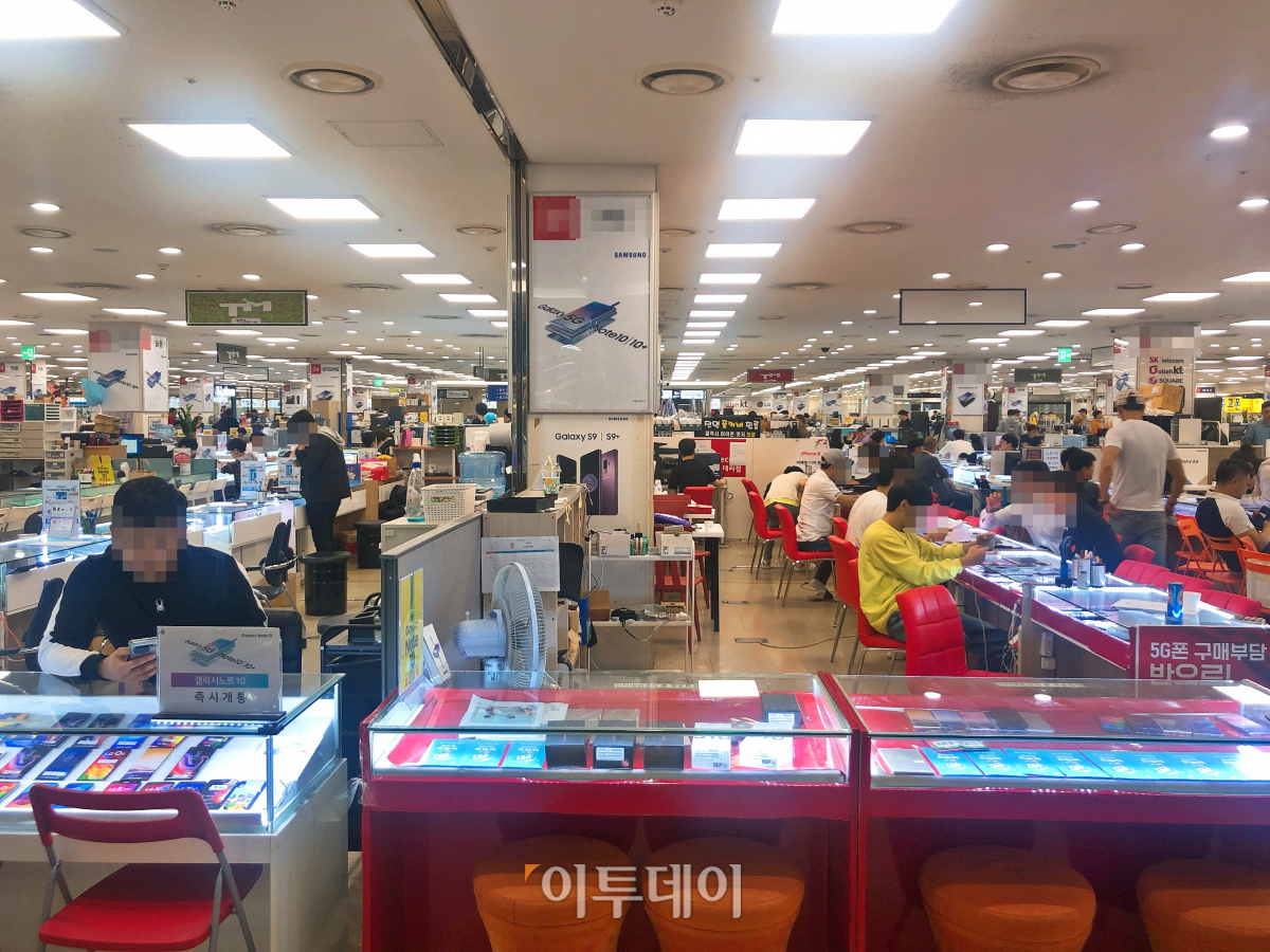 ▲오프라인 매장에서도 불법보조금 지급은 최근 거칠게 없는 모습이었다. (홍인석 기자 mystic@)