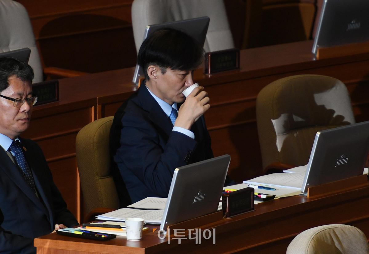 ▲조국 법무부 장관이 26일 서울 여의도 국회에서 열린 본회의 정치 분야 대정부질문에서 물을 마시고 있다. 신태현 기자(이투데이 DB )