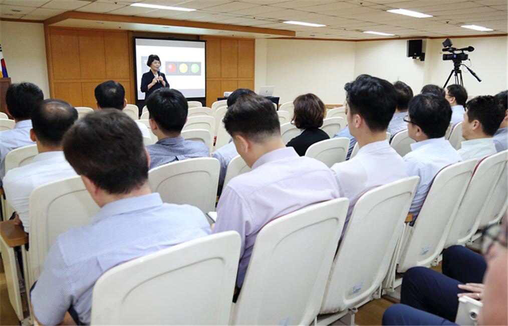 ▲한국건설기술인협회 직원들의 교육 모습.(사진제공=한국건설기술인협회)