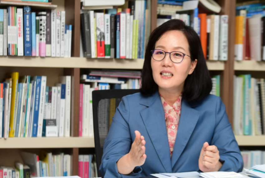 ▲김현아 자유한국당 의원이 지난 25일 서울 여의도 국회의사당 의원회관에서 이투데이와 인터뷰를 하고 있다. 김 의원은 자신이 추진했던 '전세보증보험 보증가입 의무화' 법안이 3년째 국회에 묶여 있는 것에 대해 "제도가 시행됐다면 최근 세입자들이 겪고 있는 피해가 많이 줄었을 것"이라며 아쉬움을 드러내기도 했다. (사진=고이란 기자 photoeran@)