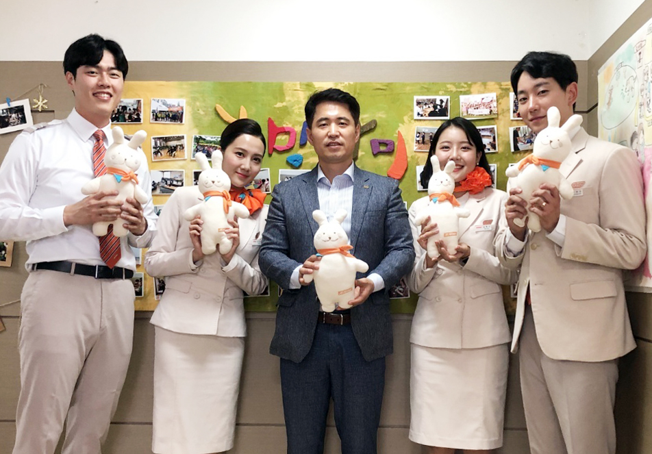 ▲부산을 거점으로 비행임무를 하고 있는 제주항공 승무원들이 26일 오후 한국백혈병소아암협회 희망다미웰니스 부산센터를 찾아 어린이들에게 직접 만든 애착인형을 전달하고, 즐거운 시간을 보냈다.(사진제공=제주항공)