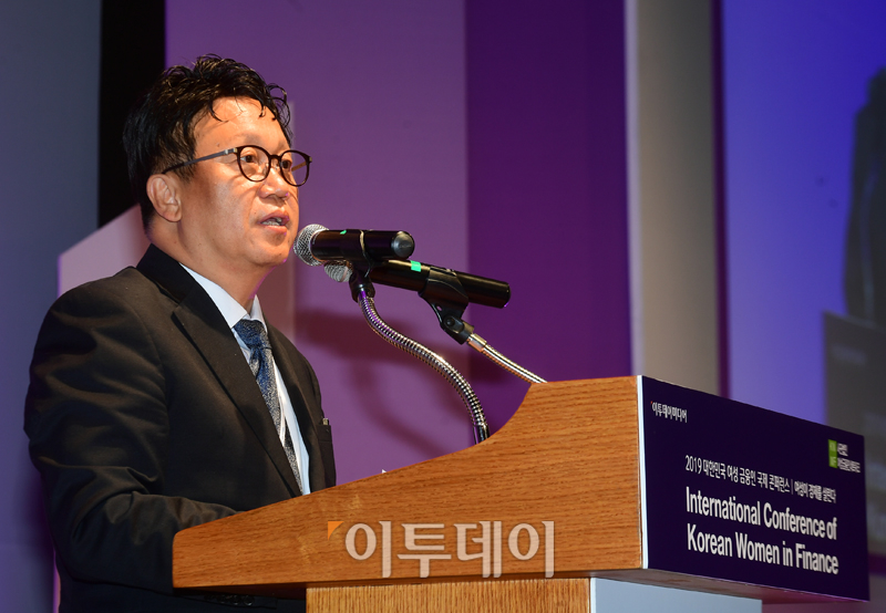 ▲2019 대한민국 여성 금융인 국제 콘퍼런스가 27일 서울 중구 소공동 롯데호텔에서 열렸다. 이투데이 미디어와 여성금융인네트워크가 공동 개최한 이번 행사는 '여성이 경제를 살린다'를 주제로 '보다 나은 균형 잡힌 지속 가능한 사회를 위하여'라는 슬로건을 통해 여성의 경제활동 참여활성화 방안을 모색한다. 이날 민병두 국회 정무위원장이 축사를 하고 있다. 고이란 기자 photoeran@