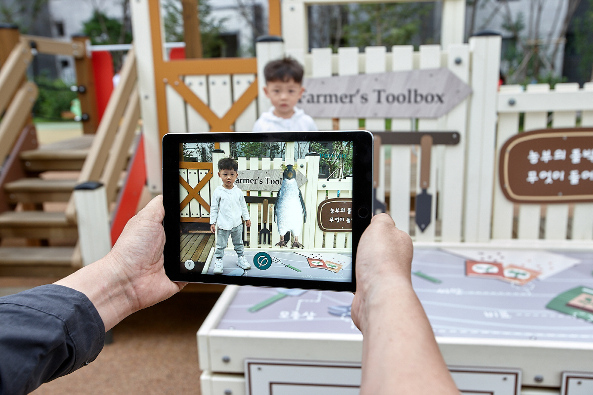 ▲대우건설 푸르지오 단지 내 증강현실(AR) 체험 서비스 모습.(사진 제공=대우건설)