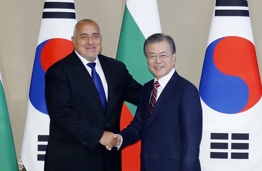 ▲문재인 대통령이 27일 오전 청와대에서 보이코 보리소프 불가리아 총리와 정상회담을 열기에 앞서 악수하고 있다. 보리소프 총리는 문 대통령의 초청으로 공식 방한했으며, 불가리아 총리가 방한한 것은 이번이 처음이다.(연합뉴스)