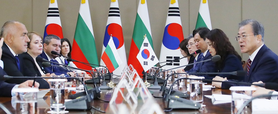 ▲문재인 대통령이 27일 오전 청와대에서 보이코 보리소프 불가리아 총리와 정상회담을 하고 있다.(연합뉴스)