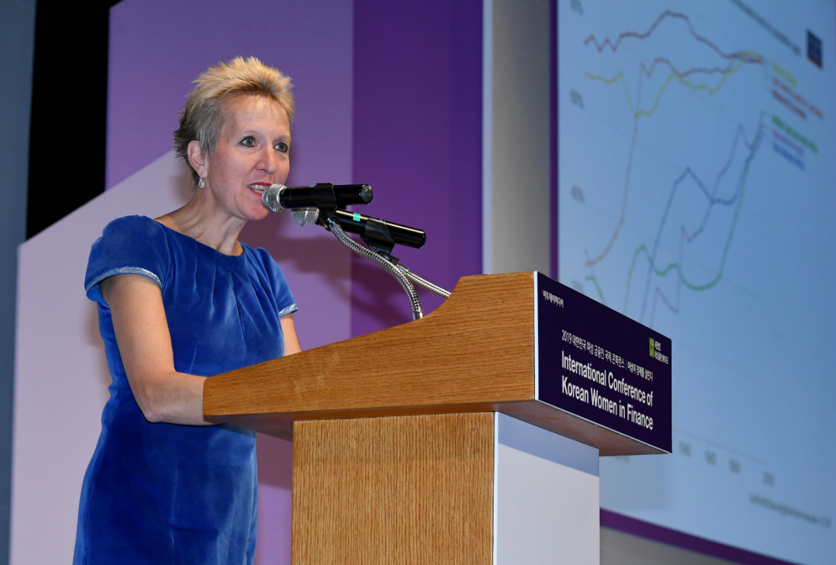 ▲헤드위지 누옌스(Hedwige Nuyens) 세계은행연합회 사무국장은 27일 오전 서울 중구 소공동 롯데호텔 서울에서 열린 '2019 대한민국 여성 금융인 국제 콘퍼런스'에서 ‘다양성과 포용성의 성과’를 주제로 특별 강연을 가졌다.