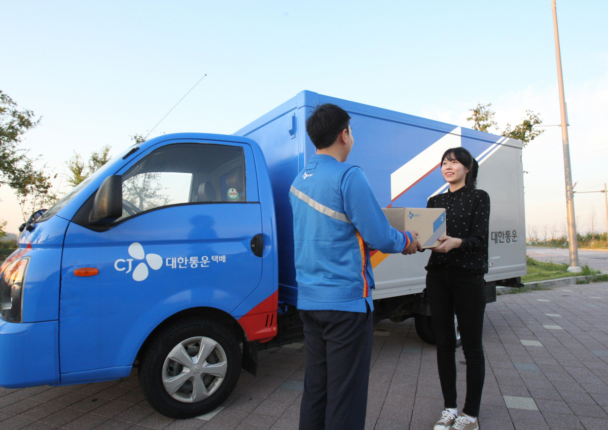 ▲CJ대한통운 택배기사가 고객에게 상품을 전달하고 있다.(사진제공=CJ대한통운)