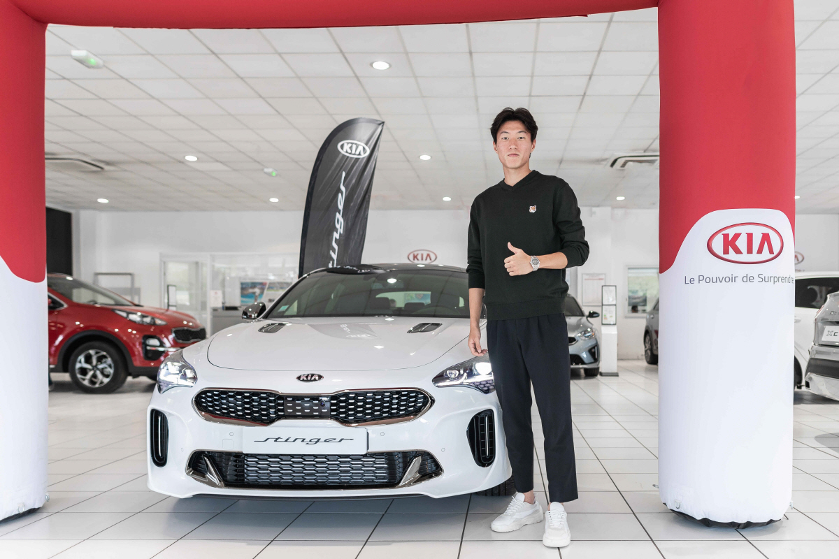 ▲기아차는 프랑스 축구 리그에서 최고의 활약을 펼치고 있는 황의조 선수에게 스포츠세단 스팅어를 제공한다. 지난 24일 프랑스 보르도 기아차 딜러숍에서 열린 ‘스팅어’ 전달식에서 포즈를 취한 황 선수와 스팅어의 모습. (사진제공=기아차)