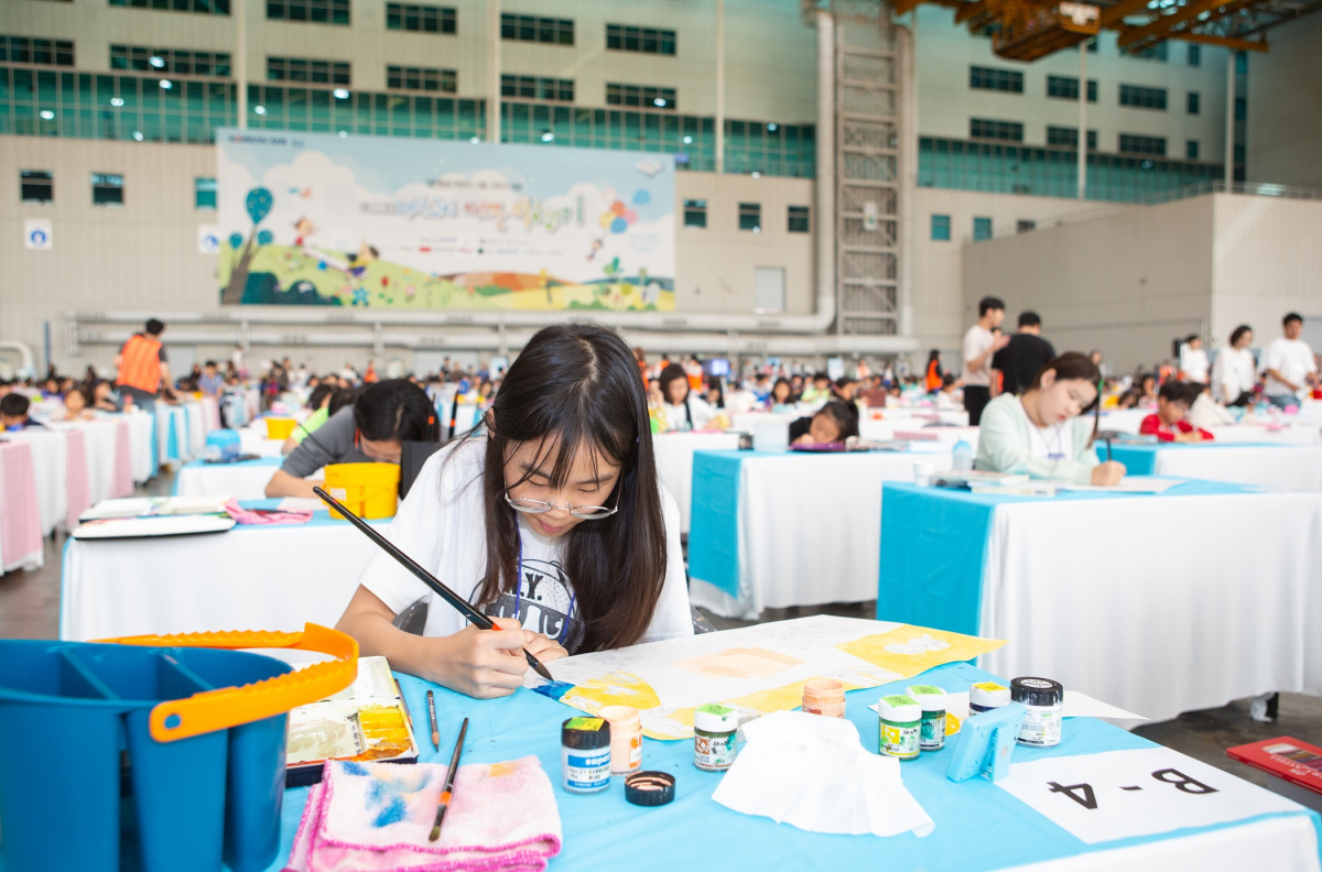 ▲‘제 11회 내가 그린 예쁜 비행기’ 사생 대회에 참가한 어린이들이 그림을 그리고 있는 모습. (자료제공=대한항공)