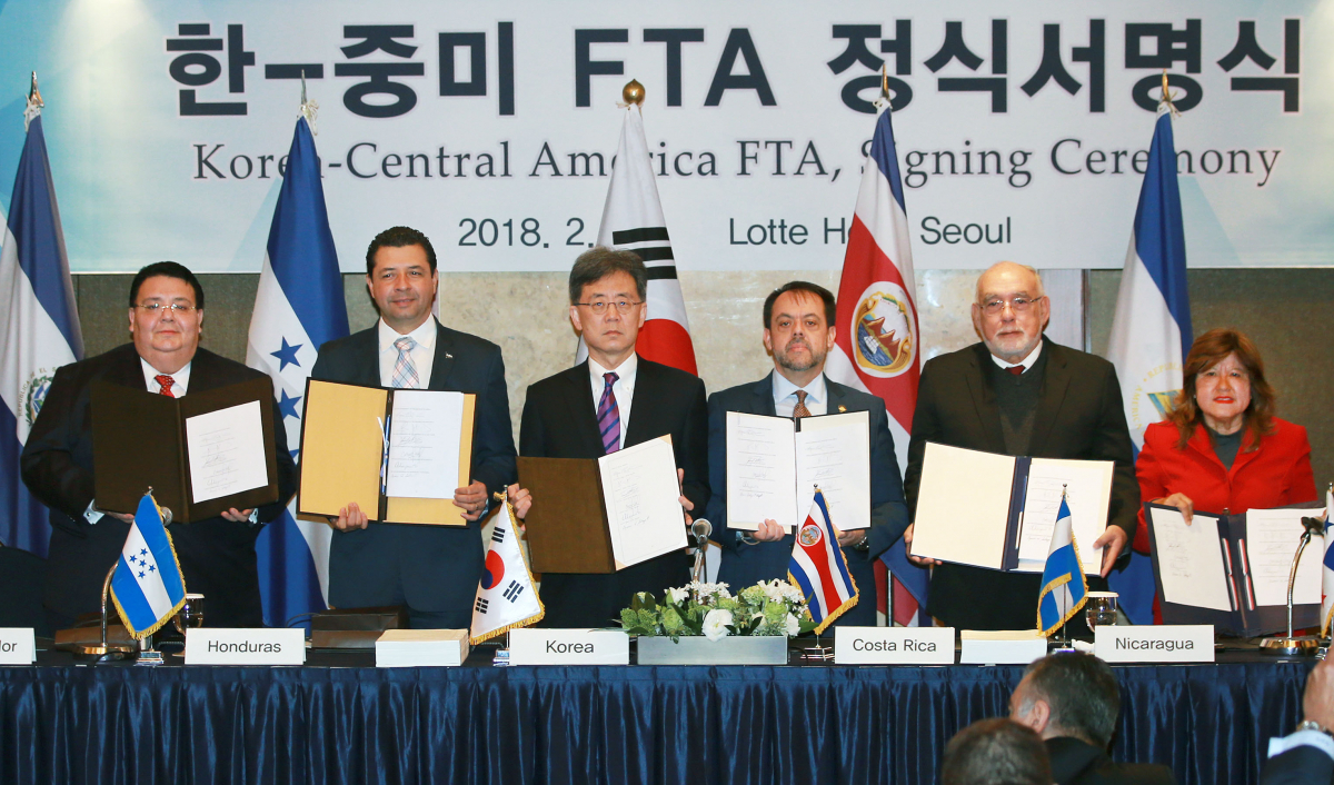 ▲김현종 통상교섭본부장이 서울 중구 소공동 롯데호텔에서 한-중미 자유무역협정을 정식서명 후 기념촬영을 하고 있다. 2018.02.21.(뉴시스)