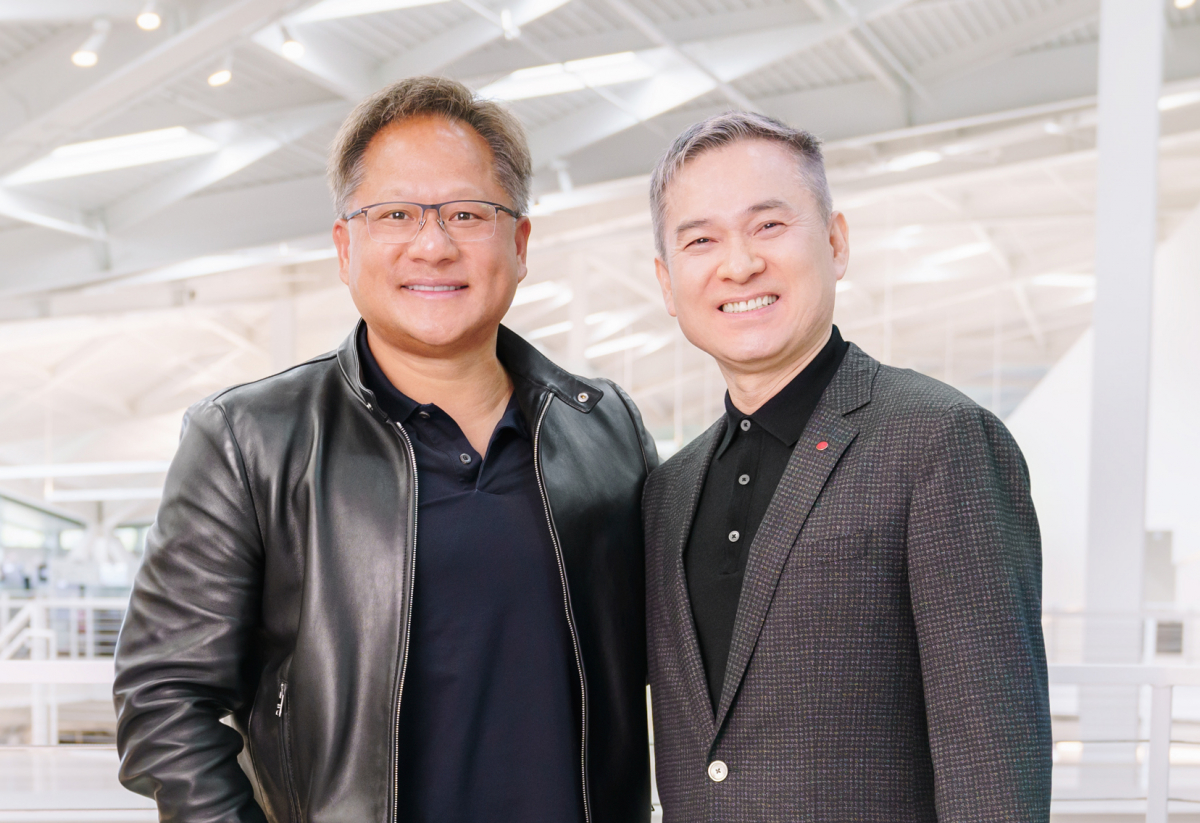 ▲하현회 LG유플러스 부회장은 지난 26일과 27일 양일간 미국 실리콘밸리를 방문했다. 하현회 LG유플러스 부회장(오른쪽)이 엔비디아 젠슨 황 창업자 겸 CEO(왼쪽)와 엔비디아 사옥에서 기념촬영 하는 모습.(사진제공=LG유플러스)