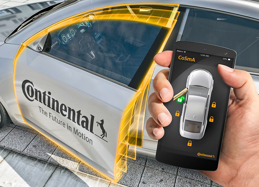 ▲미국 자동차 부품업체 콘티넨털이 일본 혼다 자동차를 스마트폰으로 여는 모습을 시연하고 있다. 사진제공 콘티넨털