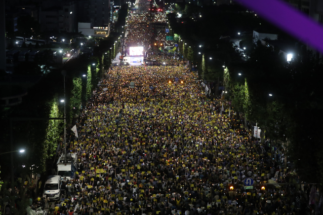 ▲서울 서초동 서울중앙지검 앞에서 지난달 28일 열린 촛불집회(사진 = 연합뉴스)