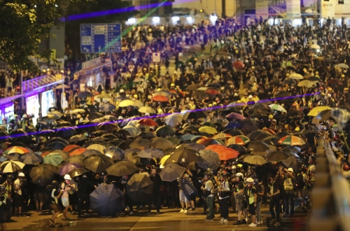 ▲민주화 시위에 참여한 홍콩 시민들이 28일(현지시간) 도심 거리를 메우고 있다. AP연합뉴스 
