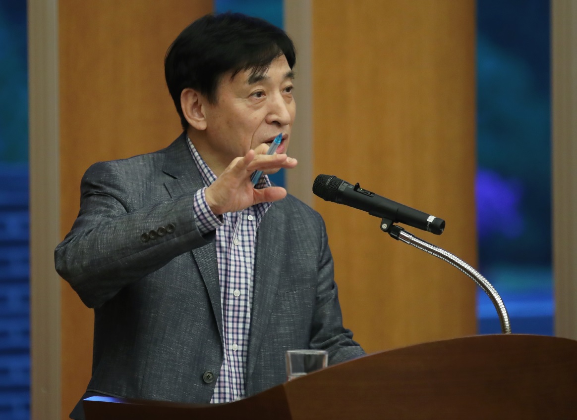 ▲이주열 한국은행 총재가 사실상 추가 금리인하 가능성을 시사한 가운데 전문가들 사이에서는 금리인하 신중론로 만만치 않게 제기됐다. 가계부채 문제 재확산과 함께 유동성함정에 빠질수 있다는 지적이다. 사진은 27일 인천 한국은행 인재개발원에서 만찬을 겸한 기자간담회에서 모두발언을 하고 있는 이주열 총재 모습.(제공 = 한국은행)