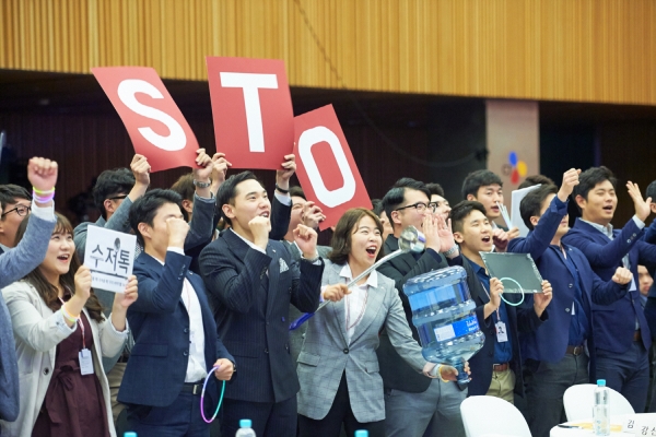 ▲CJ그룹 신입사원들이 아이디어 경연대회 ‘온리원페어’ 응원전을 펼치고 있다. 사진제공 CJ그룹