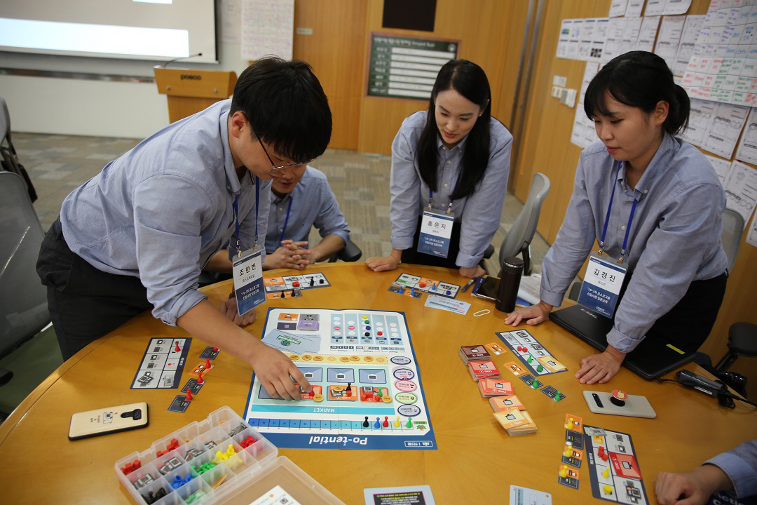 ▲포스코 신입사원들이 입문교육 중 경영전략 시뮬레이션을 진행하고 있다. 사진제공=포스코