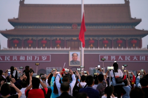 ▲중국 베이징 톈안먼 광장에서 29일(현지시간) 관광객들이 국기 게양식을 보면서 스마트폰으로 촬영하고 있다. 베이징/로이터연합뉴스 
