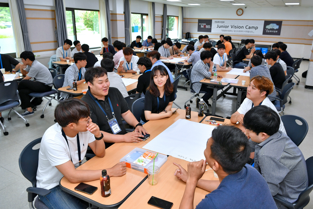 ▲주니어 비전 캠프에 참여한 현대모비스 직원들. 사진제공 현대모비스.