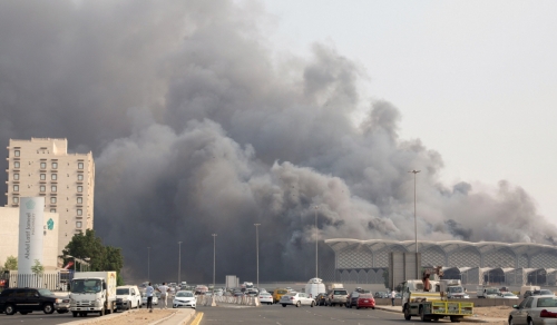 ▲사우디아라비아 제다의 하라마인 고속철도 역사에 큰불이 발생해 검은 연기가 하늘을 뒤덮고 있다. 제다/AFP연합뉴스 
