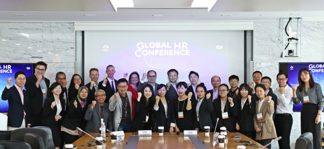 ▲'CJ제일제당 Global HR Conference'에 참석한 세계 각 국의 인사 담당자들이 신현재 대표(윗줄 오른쪽에서 여덟번째)와 함께 화이팅을 외치고 있다.