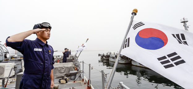 ▲제74주년 광복절을 이틀 앞둔 지난 8월 13일 오전 해군 제1함대사령부 고속정편대 장병들이 강원 동해시 군항기지 함상에서 태극기를 게양하고 거수경례를 하고 있다.(뉴시스)