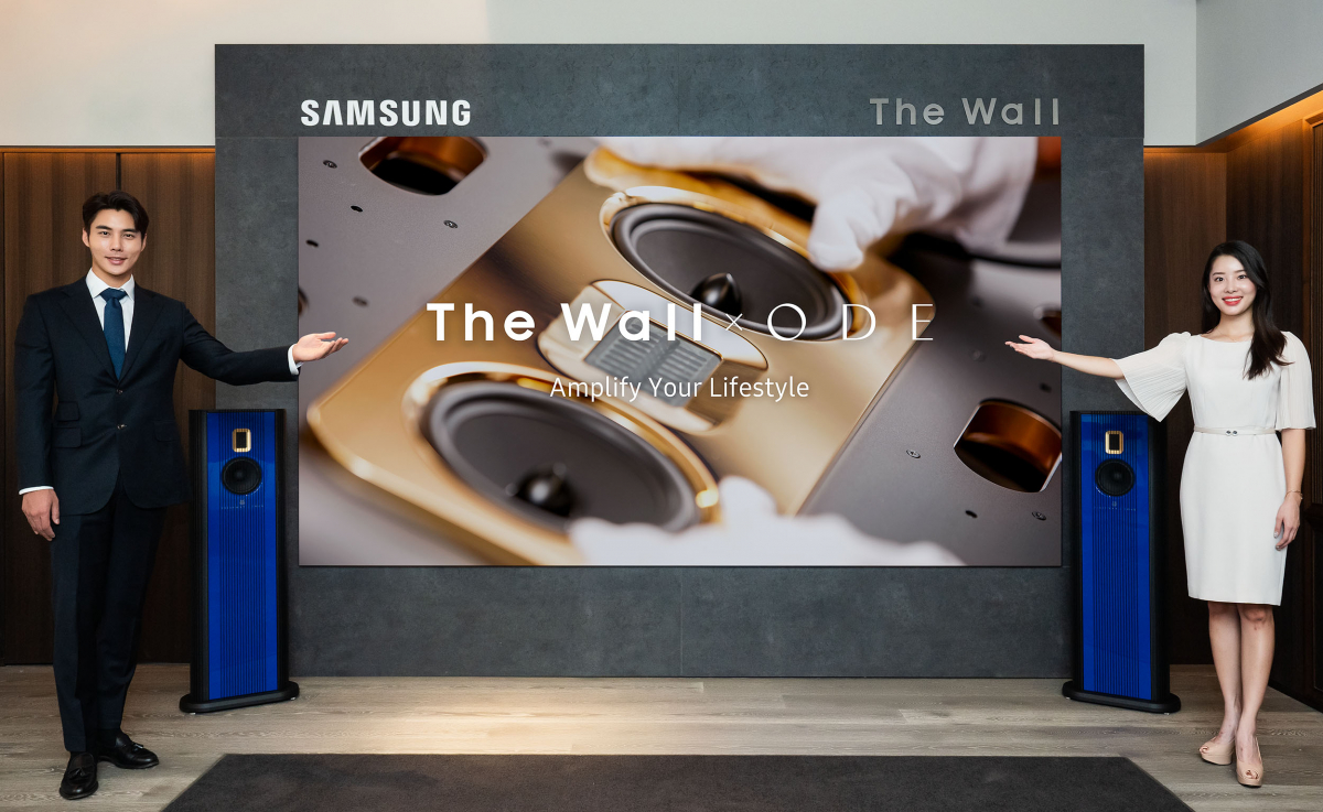 ▲삼성전자가 30일 서울 강남구 도산대로에 위치한 ‘오드포트(ODEPort)’매장에 삼성전자 '더 월 쇼케이스(The Wall Showcase)'를 개관했다. 삼성전자 모델이 삼성전자 모듈형 디스플레이 146형 ‘더 월 럭셔리(The Wall Luxury)’와 스타인웨이 링돌프의 사운드 시스템인 ‘모델 O’를 소개하고 있다.(사진제공=삼성전자)