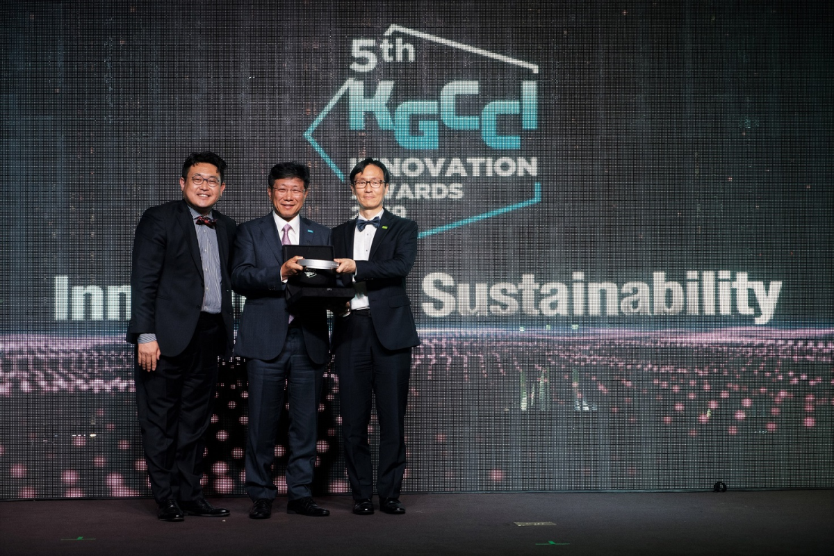 ▲(왼쪽부터) 심사위원 강병모 전자부품연구원(KETI) 기업협력본부 본부장과 “지속가능성 혁신” 부문 수상기업 한국바스프㈜ 김영률 대표이사, 장경진 스페셜티 플라스틱 바이오폴리머 담당 부장. (사진 제공=바스프)