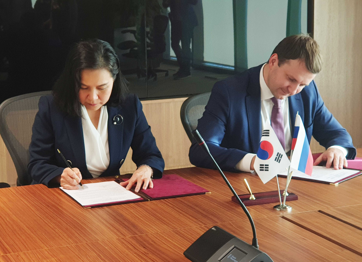 ▲6월 러시아 모스크바에서 열린 한-러시아 서비스·투자 부문 자유무역협정(FTA) 협정 개시문 서명식(사진 제공=산업통상자원부)