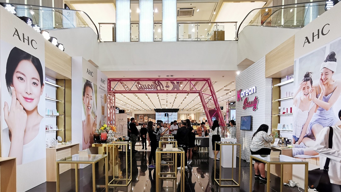 ▲AHC가 필리핀 마닐라에 위치한 SM 마카티 쇼핑몰 센트럴홀에서 브랜드 런칭 행사를 진행했다.(사진제공=AHC)