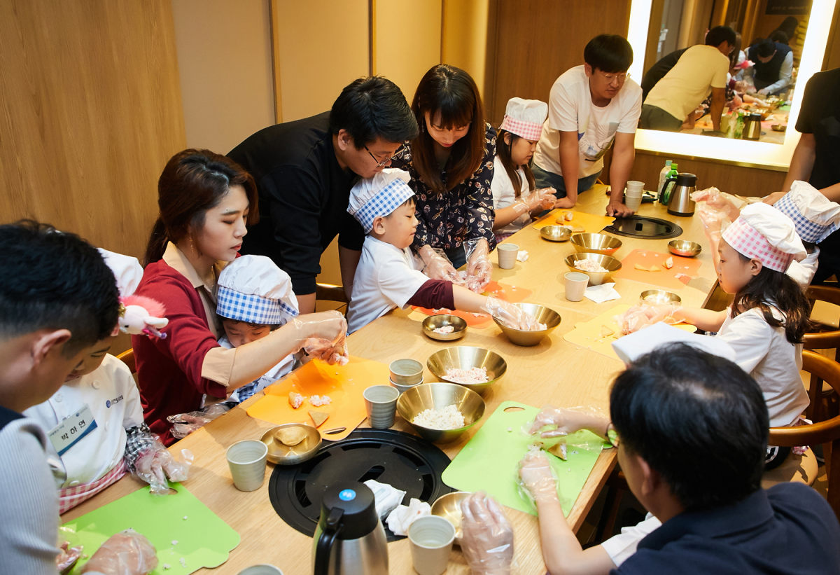 ▲삼천리 직원들과 자녀들이 함께 메뉴 만들기에 참여하고 있다. (사진 제공=삼천리)