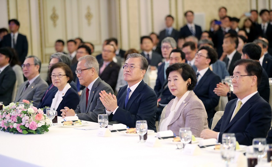 ▲문재인 대통령이 30일 오후 청와대에서 민주평화통일자문회의 19기 출범식에 참석하고 있다. 오른쪽부터 강기정 국가안보실장, 현정은 서울부의장, 문 대통령, 정세현 수석부의장, 신낙균 여성부의장, 노영민 비서실장, 백도웅 이북5도부의장.(연합뉴스)