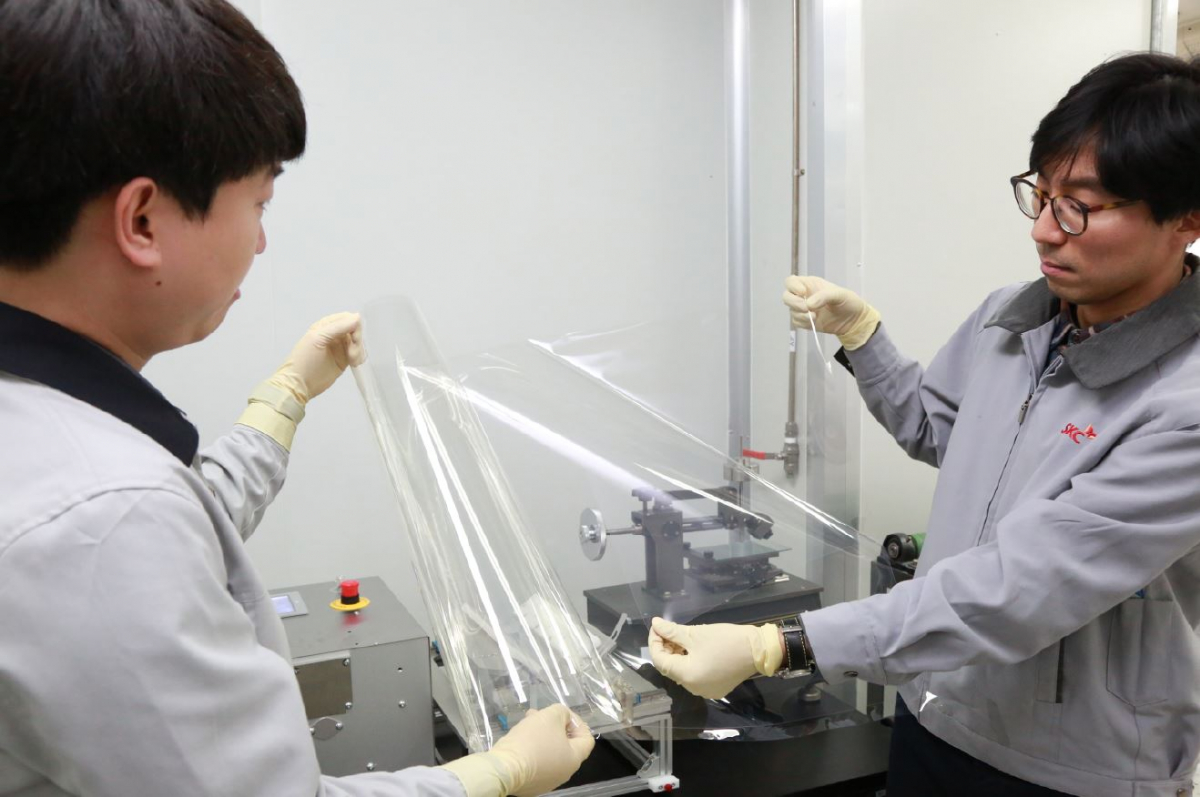 ▲SKC 연구원이 투명PI 필름을 살펴보고 있다.(사진제공=SKC)