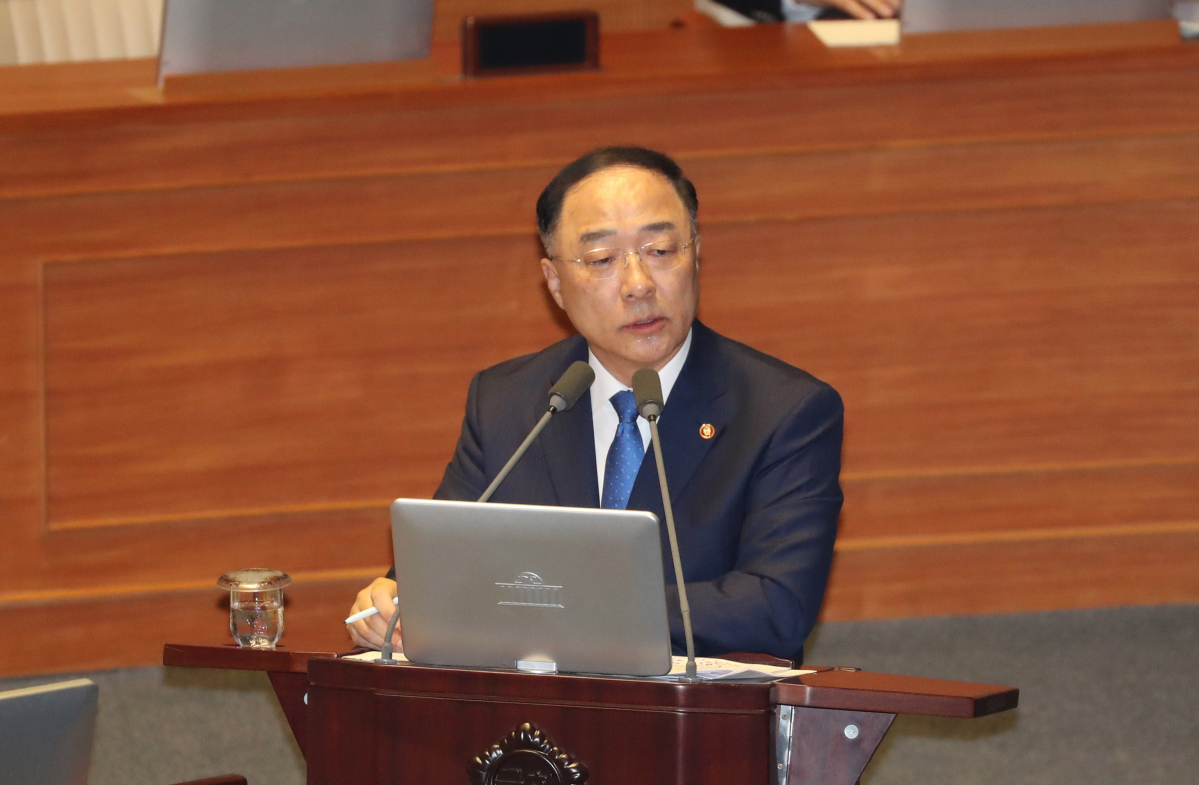 ▲홍남기 경제부총리가 30일 오후 열린 국회 본회의에서 경제 분야 대정부질문에 답변하고 있다. (연합뉴스)