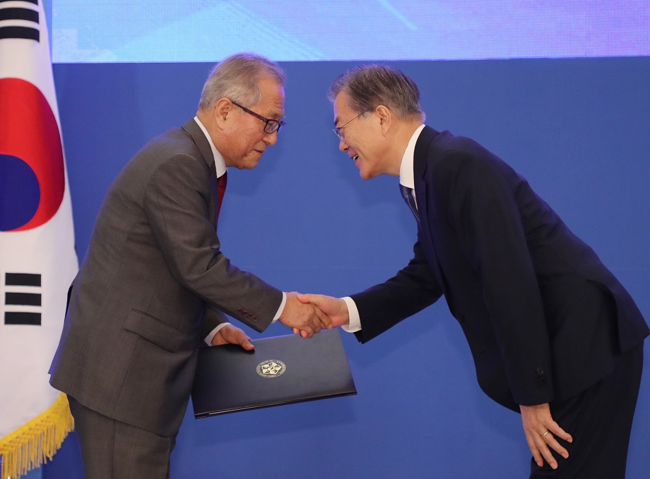 ▲문재인 대통령이 30일 오후 청와대에서 민주평화통일자문회의 19기 정세현 수석 부의장에게 임명장을 수여하고 있다.(연합뉴스)