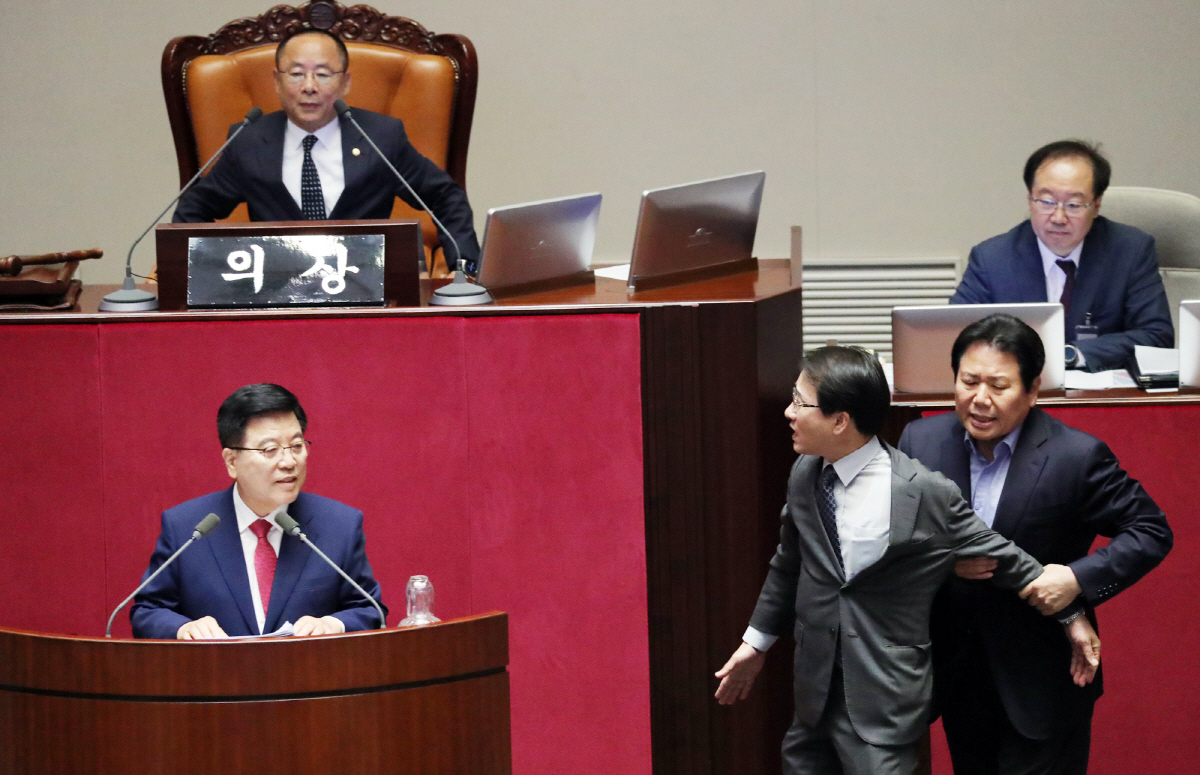 ▲이원욱(앞줄 오른쪽 두 번째) 더불어민주당 원내수석부대표가 30일 국회 본회의장에서 열린 경제분야 대정부질문에서 지난달 26일 열렸던 본회의에서 여야 합의 없이 정회를 선언한 이주영(뒷줄) 국회부의장에게 사과를 요구하며 항의하고 있다. 연합뉴스