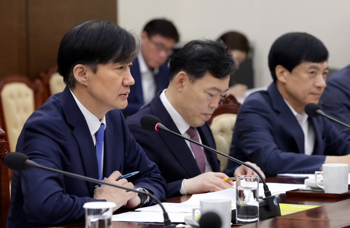 ▲조국 법무부 장관이 지난달 30일 청와대 여민관에서 문재인 대통령에게 업무보고를 하고 있다. 사진제공 청와대