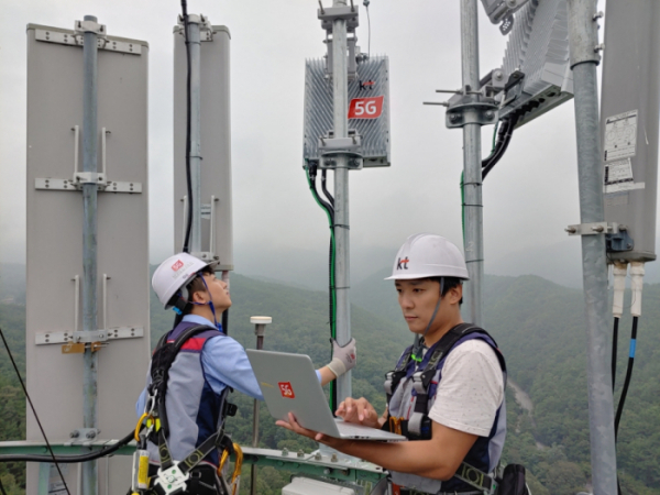 ▲KT 네트워크부문 직원들이 5G 기지국을 설치하고 품질을 점검하고 있다. (사진제공= KT)