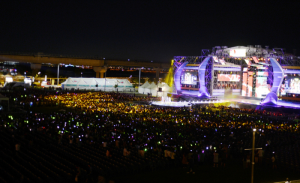 ▲8월 31일 저녁 인천공항 문화공원에서 열린 ‘2019 인천공항 스카이 페스티벌’에서 관람객들이 K-POP 콘서트를 즐기고 있다. (인천국제공항공사)