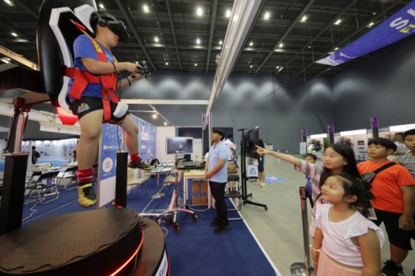 ▲8월 31일 인천공항 문화공원에서 열린 ‘2019 인천공항 스카이 페스티벌’ 에서 축제에 참가한 어린이들이 ‘SKY EXPO’ 전시관에 마련된 VR 시뮬레이터 장비를 체험하고 있다. (인천국제공항공사)
