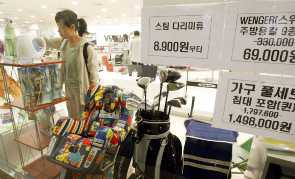 ▲서울 강남의 한 반품전문매장을 찾은 손님들이 전시된 상품을 둘러보고 있다.(연합뉴스)